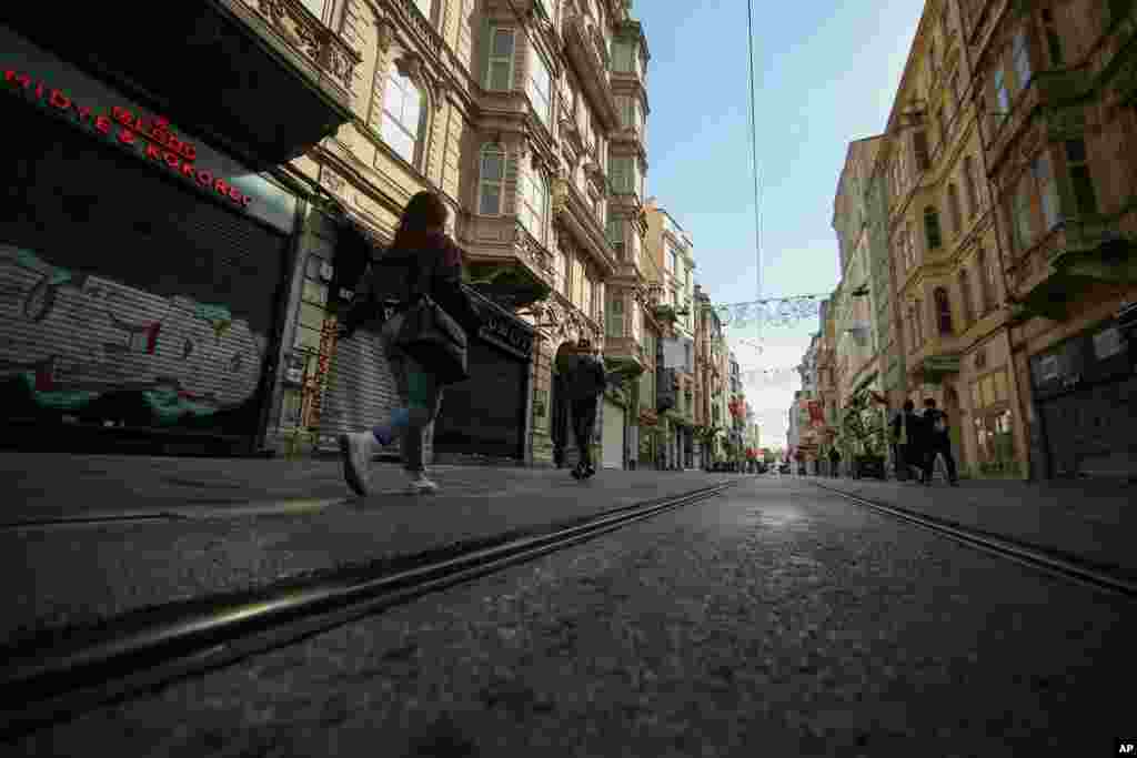 خیابان استقلال استانبول به شلوغی آن مشهور است اما با اعمال قرنطینه در ترکیه، تقریبا این خیابان خالی شده است. 