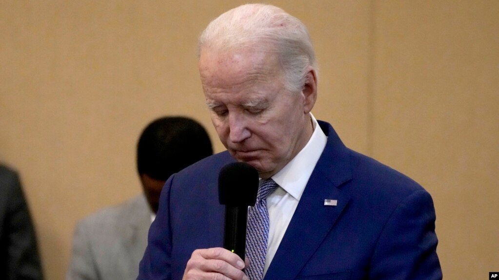 El presidente Biden en un momento de silencio por los tres soldados estadounidenses que murieron el domingo en un ataque con dron en Jordania, mientras habla en el Brookland Baptist Banquet Center, en West Columbia, Carolina del Sur, el domingo 28 de enero de 2024. 