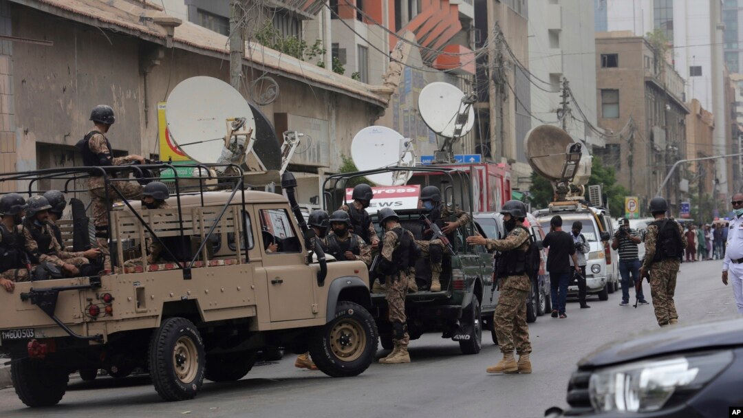 Personel keamanan menjaga Gedung Bursa Saham setelah serangan oleh militan di Karachi, Pakistan, 29 Juni 2020. (Foto: AP)