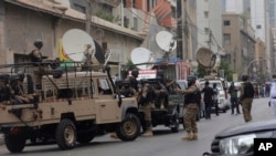 Personel keamanan menjaga Gedung Bursa Saham setelah serangan oleh militan di Karachi, Pakistan, 29 Juni 2020. (Foto: AP)