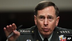 Mantan Direktur CIA Jenderal David Petraeus hari ini memberikan keterangan di depan panel Kongres AS soal serangan di Benghazi (foto: dok). 