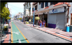 Una de las calles de Cotacachi, Ecuador, con tiendas y pintorescos restaurantes que dan la bienvenida a los extranjeros.