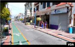 Una de las calles de Cotacachi, Ecuador, con tiendas y pintorescos restaurantes que dan la bienvenida a los extranjeros.
