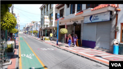 Una de las calles de Cotacachi, Ecuador, con tiendas y pintorescos restaurantes que le dan la bienvenida a los extranjeros.