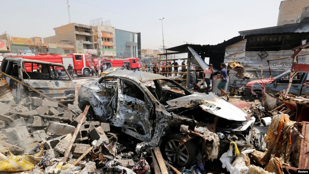 Sebuah mobil terlihat hancur akibat serangan bom di pasar Jamila, distrik Sadr City, Baghdad, Irak, 28 Agustus 2017. (Foto: REUTERS/Wissm al-Okili).