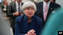 Gubernur Bank Sentral Amerika, Janet Yellen, berbicara kepada seorang mahaiswa di pusat pelatihan kerja di Cleveland, Ohio, 26 September 2017 (foto: AP Photo/Dake Kang)