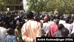 Les militants de la plateforme syndicale revendicative en assemblée générale à la bourse du travail, au Tchad, le 6 janvier 2020. (VOA/André Kodmadjingar)