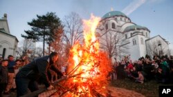 Tradiocionalno paljenje badnjaka ispred Hrama Svetog Save u Beogradu, Foto: AP/Darko Vojinović