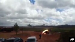 Dalam foto yang diambil dari tayangan video yang dirilis oleh 66.ru, sebuah ledakan terlihat setelah sebuah helikopter tidak sengaja menembakkan satu roket ke arah penonton di Luzhsky, St. Petersburg, Rusia, 19 September 2017.