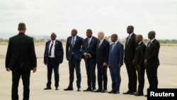 Presidente dos EUA com o governo de Angola antes de embarcar o Air Force One no Lobito, Angola