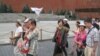 俄罗斯战略转向亚洲和中国。夏季莫斯科红场上的亚洲游客。 (美国之音白桦拍摄)