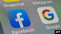(Tư liệu) Ảnh chụp logo của Facebook và Google ngày 1/10/2019 - Úc hôm 20/4/2020 loan báo sẽ hối thúc tập đoàn Google và Facebook trả tiền để đổi lấy nội dung tin tức của các hãng truyền thông Úc. (AFP)