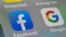 (Tư liệu) Ảnh chụp logo của Facebook và Google ngày 1/10/2019 - Úc hôm 20/4/2020 loan báo sẽ  hối thúc tập đoàn Google và Facebook trả tiền để đổi lấy nội dung tin tức của các hãng truyền thông Úc. (AFP)