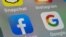Gambar file ini diambil pada 1 Oktober 2019 menunjukkan logo aplikasi seluler Facebook dan Google ditampilkan di tablet. (Foto: AFP)