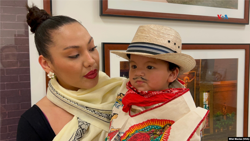 Alexa Souza de origen hondureño carga en sus brazos a su hijo Mateo y señala que como católico creció en la fe y amor por la Virgen de Guadalupe y ahora busca inculcárselo a su niño.&nbsp;