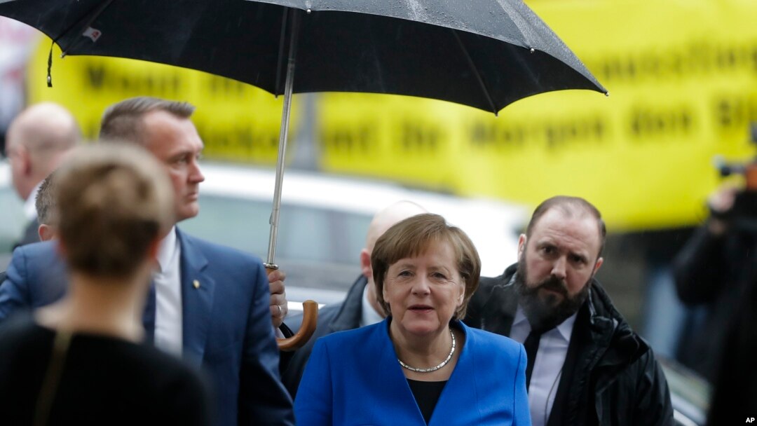 Nemačka kancelarka Angela Merkel, u sredini, stiže na preliminarne razgovre o novoj nemačkoj vladi između njenog bloka hrišćanske unije i socikaldemokrata u prostorijama SPD-a, u Belinu, 11. januara 2018.