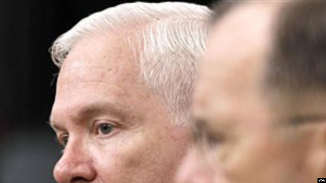 Menteri Pertahanan Amerika Robert Gates (kiri) dan Ketua Dewan Kepala Staf Angkatan Bersenjata Laksamana Mike Mullen.