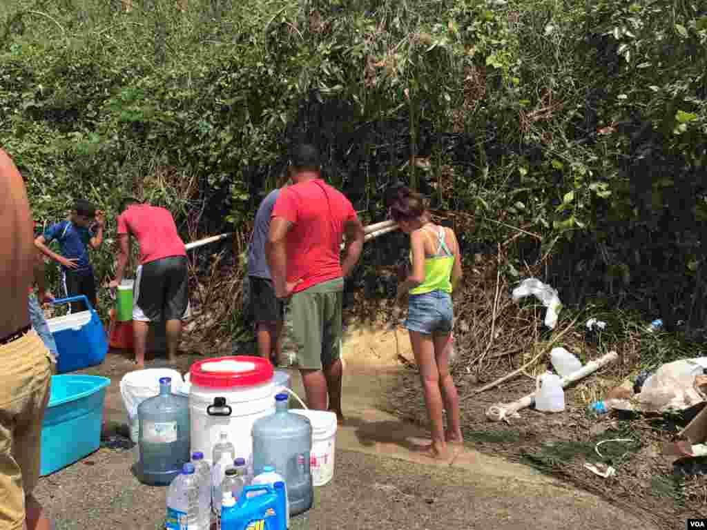 Residentes en Manatí, Puerto Rico, recogen agua de lluvia para aliviar la ausencia de agua potable y electricidad tras el paso del huracán María. (VOA/Celia Mendoza) &nbsp;