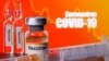 Ilustración de vacunas contra la COVID-19, la enfermedad del coronavirus. Pequeños frascos etiquetados con adhesivos que dicen "Vacuna" se encuentran cerca de una jeringa médica frente a las palabras "Coronavirus COVID-19".