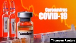 Ilustración de vacunas contra la COVID-19, la enfermedad del coronavirus. Pequeños frascos etiquetados con adhesivos que dicen "Vacuna" se encuentran cerca de una jeringa médica frente a las palabras "Coronavirus COVID-19".