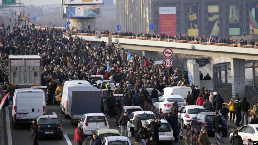 Demonstranti blokiraju most Gazela na međunarodnom autoputu u znak protesta zbog usvajanja zakona o eksproprijaciji i zakona o referendumu, 4. decembra 2021. (Foto: AP/Darko Vojinović)