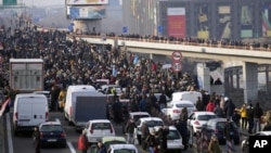 Demonstranti blokiraju most Gazela na međunarodnom autoputu u znak protesta zbog usvajanja zakona o eksproprijaciji i zakona o referendumu, 4. decembra 2021. (Foto: AP/Darko Vojinović)