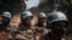 Des soldats de la paix marocains de la Mission multidimensionnelle intégrée des Nations Unies pour la stabilisation en République centrafricaine (MINUSCA) patrouillent à Bangassou le 3 février 2021.