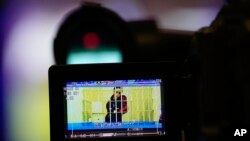 La baloncestista Brittney Griner, vista a través de el visor de una cámara, durante su comparecencia virtual desde la penitenciaria ante el tribunal de apelaciones, el 25 de octubre de 2022.