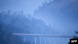 Cây cầu phân cách thị trấn Los Alamos, New Mexico, với Phòng thí nghiệm quốc gia Los Alamos bị bao phủ trong khói, 28//6/2011