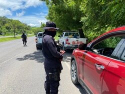 La policía instaló controles vehiculares para evitar que salvadoreños hicieran turismo interno. El Salvador. Agosto, 2020. [Foto: Karla Arévalo, VOA].