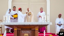 El papa Francisco recibe un regalo del Arzobispo de Dili, Cardenal Virgilio do Carmo da Silva, al final de una misa votiva de la Santísima Virgen María Reina que presidió en Tasitolu, a unos 8 kilómetros al oeste de Dili, Timor Oriental, el martes 10 de septiembre. , 2024.