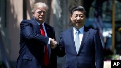 Presiden AS Donald Trump berjabat tangan dengan Presiden China Xi Jinping usai pembicaraan di Mar-a-Lago, Florida, hari Jum’at (7/4).