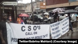 Quelques personnes sont face aux forces de sécurité lors d’une manifestation contre une augmentation du prix du carburant en Sierra Leone, sur une photo publiée le 17 juillet 2018. (Twitter/Sabrina Mahtani)