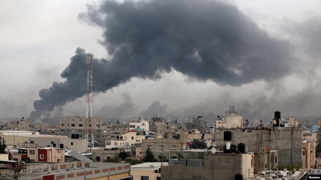 2023年12月10日，在以色列与巴勒斯坦伊斯兰组织哈马斯之间持续不断的冲突中，以色列发动袭击后，加沙地带南部的汗尤尼斯冒出浓烟。 (路透社图片）(photo:VOA)