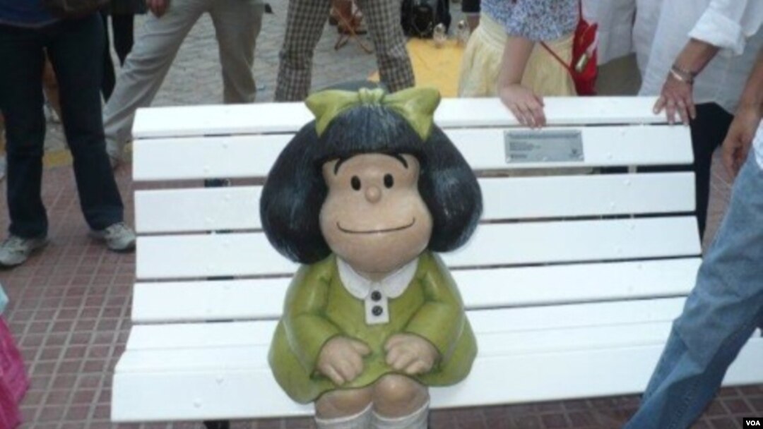 La escultura de Mafalda está a pocos metros de la casa de su creador, Quino.