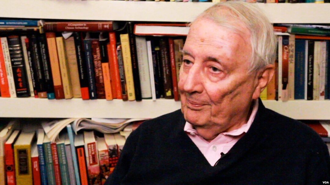 权威学者马若德(Roderick MacFarquhar)在哈佛大学接受美国之音专访（2015年3月视频截图）