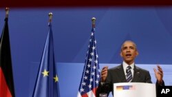 Presiden AS Barack Obama berbicara dalam konferensi pers dengan Kanselir Jerman Angela Merkel di Istana Herrenhausen di Hannover, Jerman (24/4). (AP/Michael Sohn)