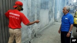 El régimen cubano ha emprendido campañas de prevención, difusión y fumigación para eliminar el mosquito causante del dengue.