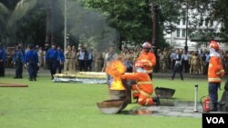 Simulasi pemadaman kebakaran di balai kota Solo. (VOA/Yudha Satriawan) 