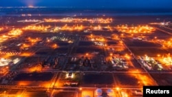 Вид на нефтеперерабатывающий завод компании "Лукойл" в Волгограде. 22 апреля 2022 года. Reuters.