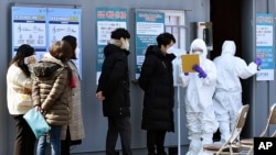 Những người bị nghi đã nhiễm virus corona đang chờ kết quả xét nghiệm tại một trung tâm y tế ở Daegu, Hàn quốc, hôm 20/2/2020. 