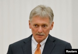 Juru bicara Kremlin Dmitry Peskov menghadiri konferensi pers bersama Presiden Rusia Vladimir Putin dan Perdana Menteri Hungaria Viktor Orban di Moskow. (Foto: Reuters)