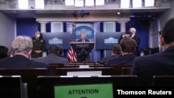 El doctor Anthony Fauci conversa con los periodistas bajo la atenta mirada del vicepresidente Mike Pence, en la sala de prensa de la Casa Blanca, el 19 de noviembre de 2020.