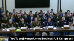来自美国陆军、海军、空军、海军陆战队和太空军的高级军官在美国众议院军事委员会战备小组委员举行的一场听证会上作证。(2026年4月15日)