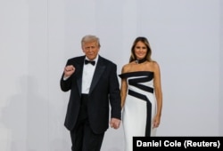 Presiden AS Donald Trump dan ibu negara Melania Trump menghadiri Pesta Panglima Tertinggi untuk menghormati pelantikannya di Washington, AS, 20 Januari 2025. (Foto: REUTERS/Daniel Cole)