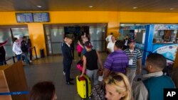 ARCHIVO - En esta fotografía del miércoles 10 de febrero de 2016, los pasajeros ingresan a la terminal de salidas chárter del Aeropuerto Internacional José Martí en La Habana, Cuba.