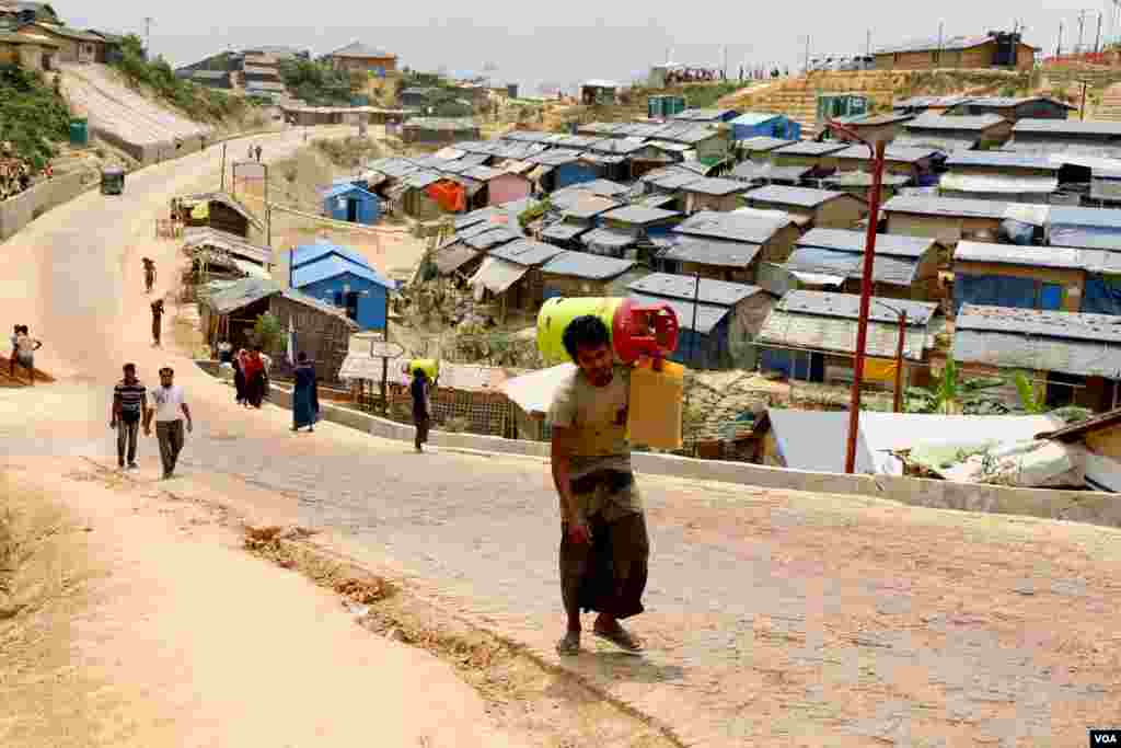 Kutupalong refugee camp in Cox’s Bazar April 1, 2019. (Hai Do/VOA)