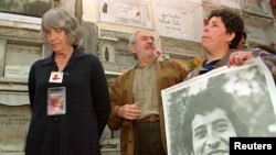 La mujer de Víctor Jara y activistas que reclaman justicia del asesinato del artista.