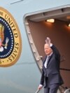 Američki predsednik Džo Bajden izlazi iz predsedničkog aviona na aerodromu u Bostonu (Foto: Mandel NGAN / AFP)