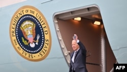 Američki predsjednik Joe Biden izlazi iz predsjedničkog aviona na aerodromu u Bostonu (Foto: Mandel NGAN / AFP)